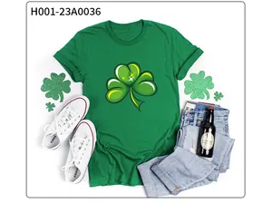 Flachbild von grünem St. Patrick's Day T-Shirt mit Kleeblatt, Jeans und Accessoires