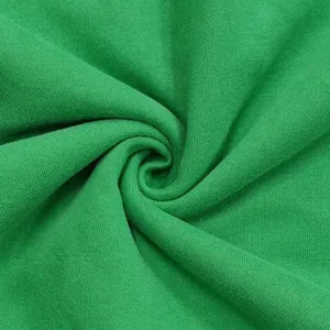 Gros plan du tissu tricoté vert pour le sweat-shirt de la Saint-Patrick pour femmes