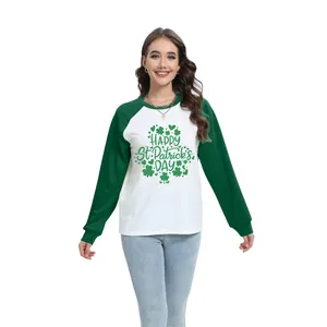 Top da donna raglan per San Patrizio con stampa di trifoglio verde e testo felice