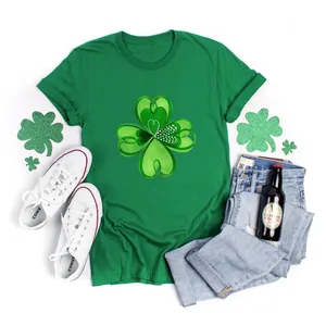 Grünes St. Patrick's Day T-Shirt mit Kleeblatt-Muster, kombiniert mit Denim-Shorts