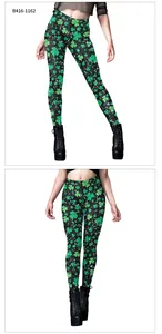 Dettaglio dei leggings di San Patrizio a vita alta con stampa digitale a trifoglio verde