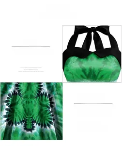 Détail du décolleté en cœur et motif tie-dye vert sur la robe de la Saint-Patrick