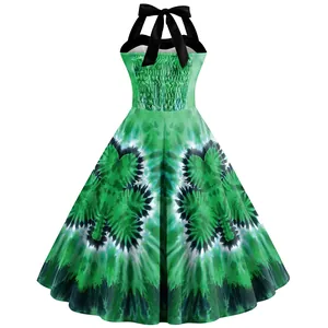 Robe licou tie-dye verte avec smocks au dos et nœud en satin noir sur fond blanc