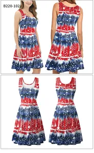 Détail d'une robe trapèze sans manches avec motif étoiles et rayures du drapeau US