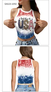 Detailansicht des USA-Grafikdrucks und US-Flaggenmusters auf dem ärmellosen Crop Top