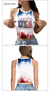 Vorder- und Rückseite des Crop Tops mit USA-Druck und blauem Sternenhimmel-Design