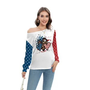 Top da donna con spalla scoperta e stampa a stelle e strisce con grafica a cuore