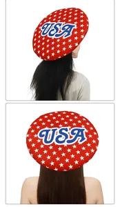 Vista detallada del sombrero rojo USA con estrellas blancas para el Día de la Independencia