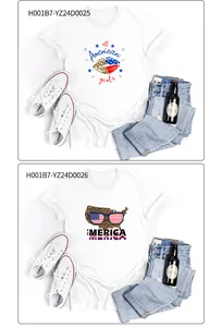 Détail des motifs drapeau USA et léopard sur les t-shirts blancs en coton à col rond