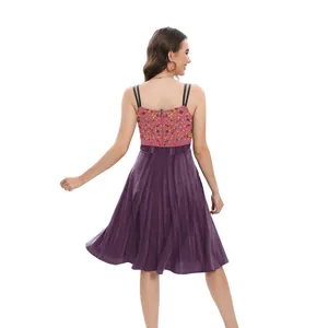 Ärmelloses Kleid mit Blumenstickerei am Oberteil und lila Faltenrock für Damen
