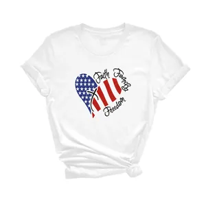 T-shirt blanc du Jour de l'Indépendance avec cœur drapeau USA et texte patriotique