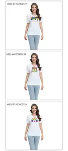 Detailansichten von drei weißen Baumwoll-T-Shirts mit bunten Peace Love Pride Aufdrucken