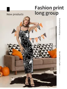 Detail van zwarte Halloween-jurk met split, wit spinnenweb en prints van spinnen
