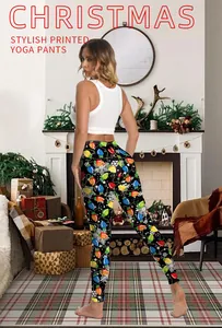 Dettaglio ravvicinato dei pantaloni da yoga natalizi con luci colorate e stampe di neve
