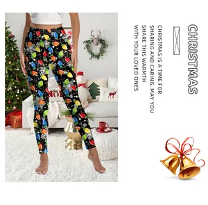 Dettaglio dei leggings natalizi neri con stampe di lampadine colorate e fiocchi di neve