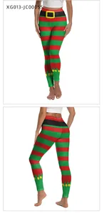 Dettaglio dei leggings natalizi da elfo con strisce rosse e verdi e stampa della cintura