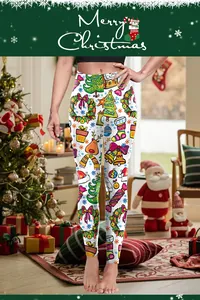Detail von Weihnachts-Leggings mit festlichen Rentier- und Baum-Drucken auf weißem Stoff