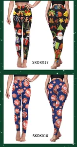 Detailsicht der High-Waist-Weihnachtsleggings mit festlichen Glocken- und Baumdrucken