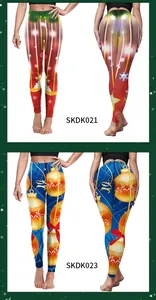Detail von Weihnachtsbaum- und Goldornament-Digitaldrucken auf elastischen Leggings