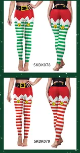 Dettagli di leggings natalizi a righe con motivi a cintura di Babbo Natale e campanelli