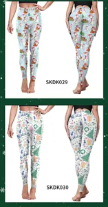 Detailsicht der Weihnachts-Leggings mit Schneemann- und Baummustern in Collage