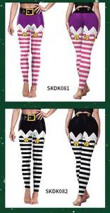 Dettaglio dei leggings natalizi da elfo a vita alta con strisce e motivi a campanella