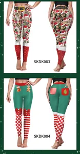 Viste frontale e posteriore di leggings natalizi con motivi di gatti e stampe festive a righe