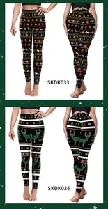 Detailansicht der Weihnachts-Leggings mit festlichen Rentier- und Glocken-Digitaldrucken