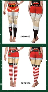 Viste dettagliate fronte e retro di leggings natalizi con strisce e stampe di campane