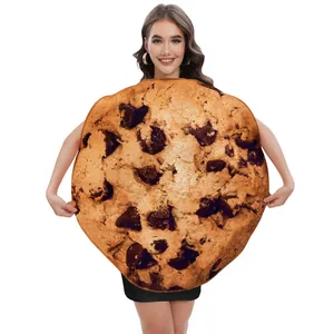 Disfraz divertido y realista de galleta con chispas de chocolate para adultos fondo blanco