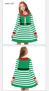 Détails de la robe de Noël elfe avec rayures vertes et motif de ceinture imprimé devant