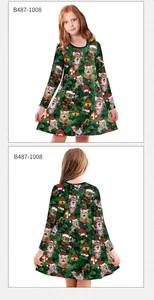 Détail de robe de Noël trapèze pour filles avec motifs chats et cannes de sucre