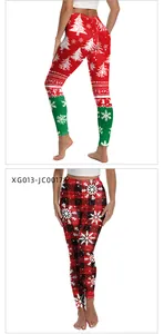 Dettaglio di leggings natalizi a vita alta con motivi a fiocchi di neve e stampe scozzesi