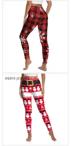 Dettagli dei leggings natalizi con quadri rossi, fiocchi di neve e stampe di pupazzi