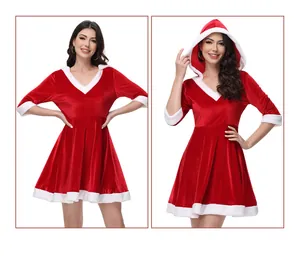 Dettaglio vestito natalizio in velluto rosso con bordo in pelliccia e scollo a V con cappuccio