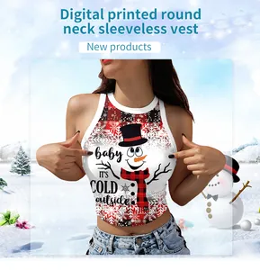 Détail du haut court blanc avec imprimé bonhomme de neige de Noël et décor hivernal