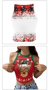Détail du crop top de Noël avec imprimé renne et bordure contrastée en maille verte
