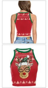 Vue détaillée du crop top de Noël rouge avec imprimé élan et bordures côtelées vertes