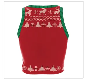 Détail d'un débardeur de Noël en tricot avec des motifs de renne et flocons de neige