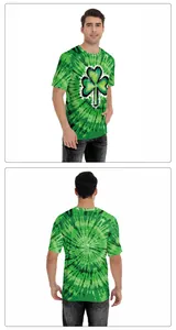 Vorder- und Rückansicht des grünen Batik-Herren-T-Shirts mit Kleeblatt für St. Patrick's Day