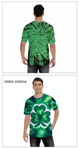 Vorder- und Rückansicht eines Herren-T-Shirts mit grünem Batikmuster und Kleeblatt-Design