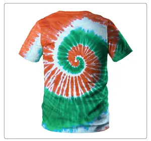 Detail der hochwertigen, leuchtend grünen und orangen Spiral-Batik-Musterung auf dem T-Shirt