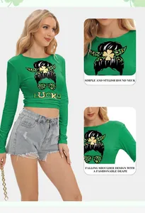 Detalle de camiseta verde de manga larga para San Patricio con diseño Lucky y cuello redondo