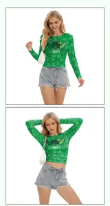 Detalle del estampado Lucky y patrones de tréboles verdes en el top de manga larga