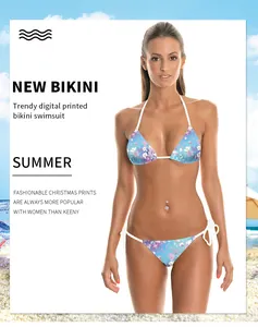 Vue détaillée du bikini bleu ciel à imprimé floral avec des liens latéraux élégants