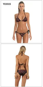 Vue avant et arrière d'un bikini avec imprimé lave numérique et liens à nouer