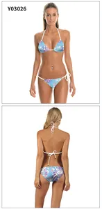 Vue détaillée de l'avant et de l'arrière d'un bikini à fleurs avec liens latéraux