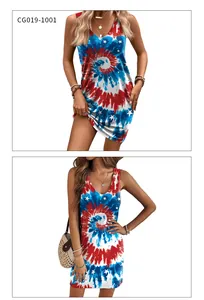 Détail d'une robe d'été sans manches avec tie-dye rouge, blanc, bleu et imprimés d'étoiles