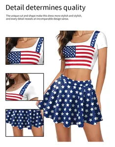 Detalle del estampado de la bandera americana en la falda plisada y el top corto de mujer
