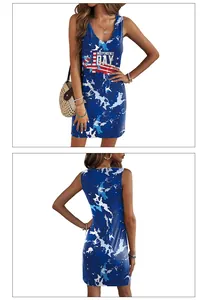 Détail de la robe Independence Day avec imprimé tie-dye bleu et motif du chiffre 4